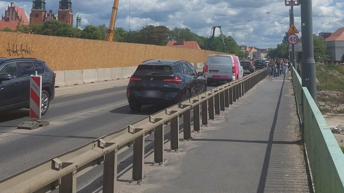 Warta, Ostrów Tumski i centrum wciąż połączone - Most Chrobrego dostępny mimo prac