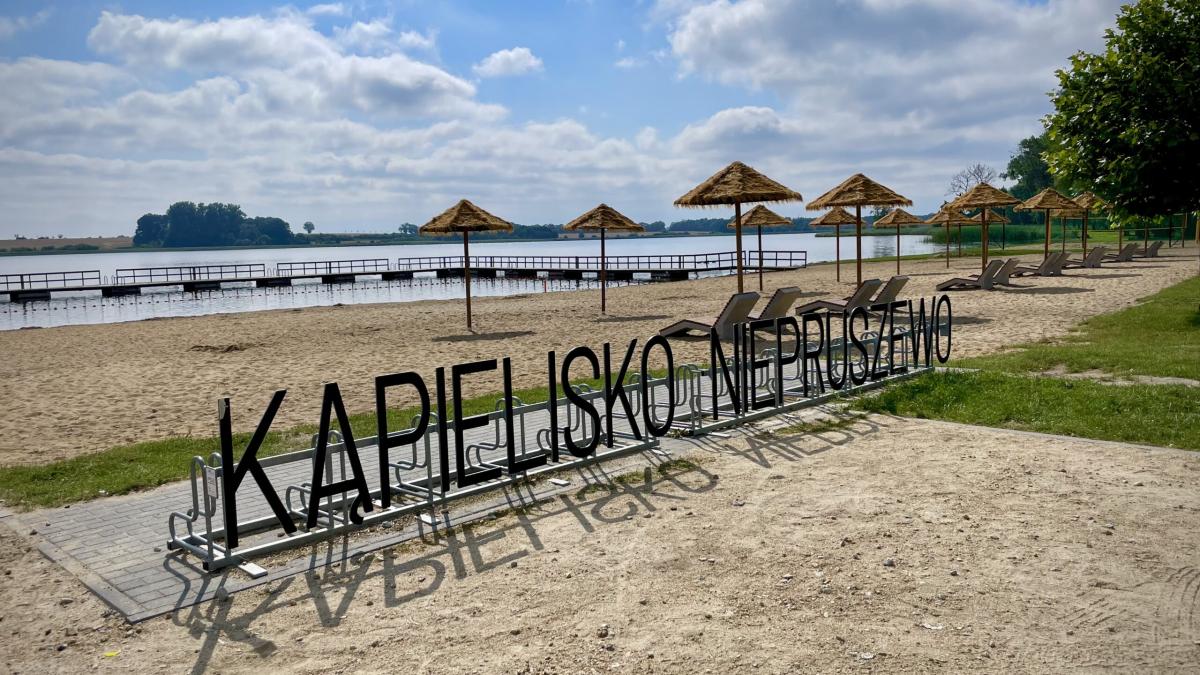 Nowa, letnia odsłona plaży przy Jeziorze Niepruszewskim - Miasto i Gmina Buk