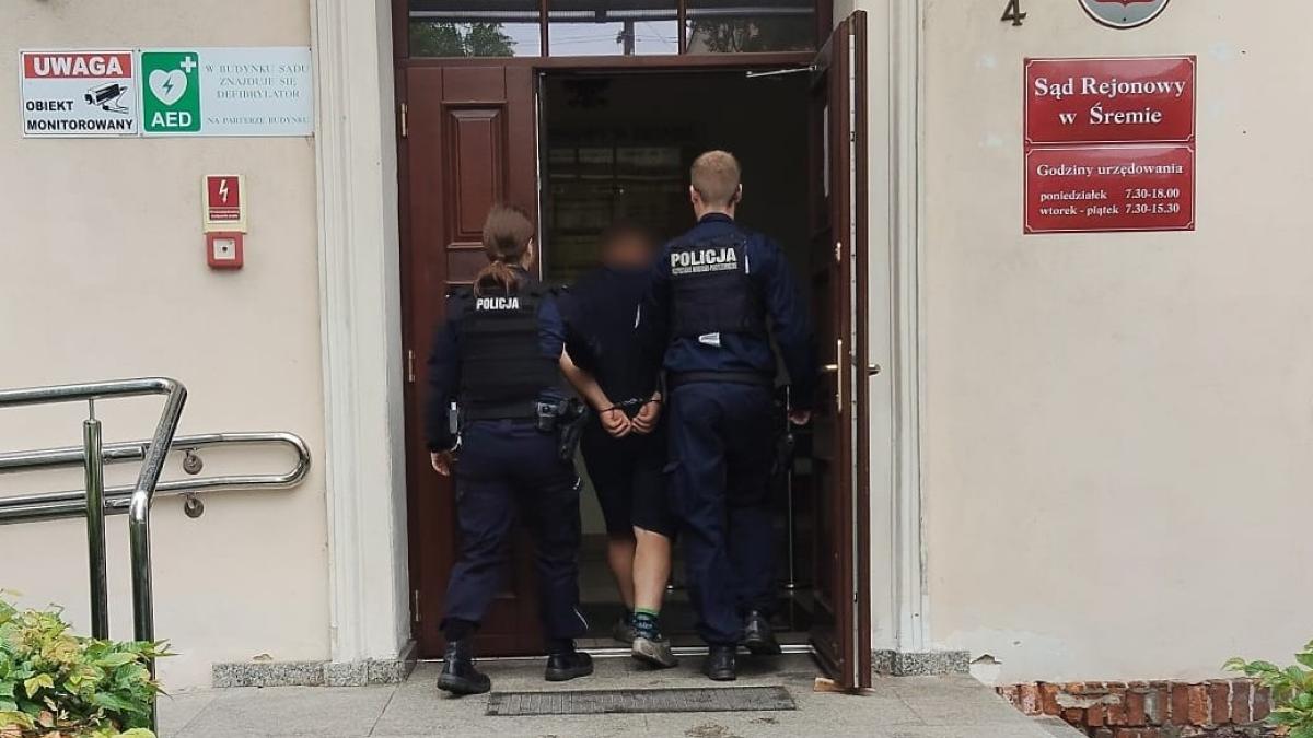 Uciekł do lasu i schował się na tylnej kanapie samochodu. Miał nadzieję, że uniknie odpowiedzialności. Został zatrzymany i doprowadzony przed sąd