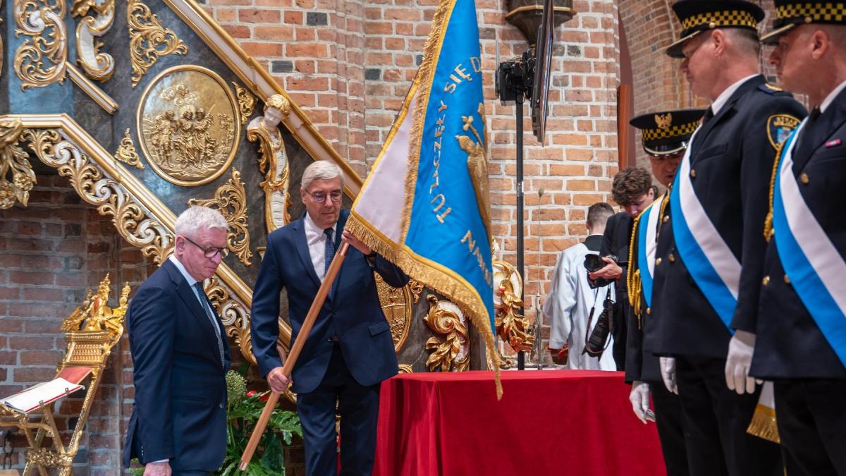 Nowy sztandar Miasta Poznania wykonany przez Zaułkowiczkę