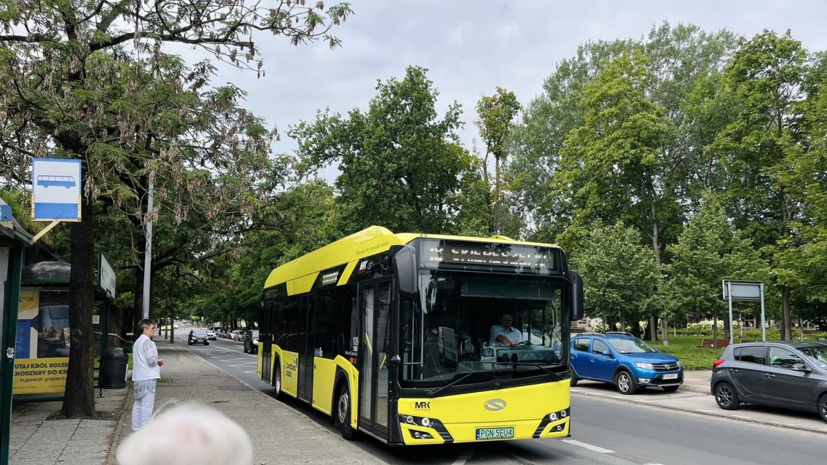 Głos znany w całej Polsce poprowadzi pasażerów MPK Gniezno. W autobusach ruszyły zapowiedzi przystanków