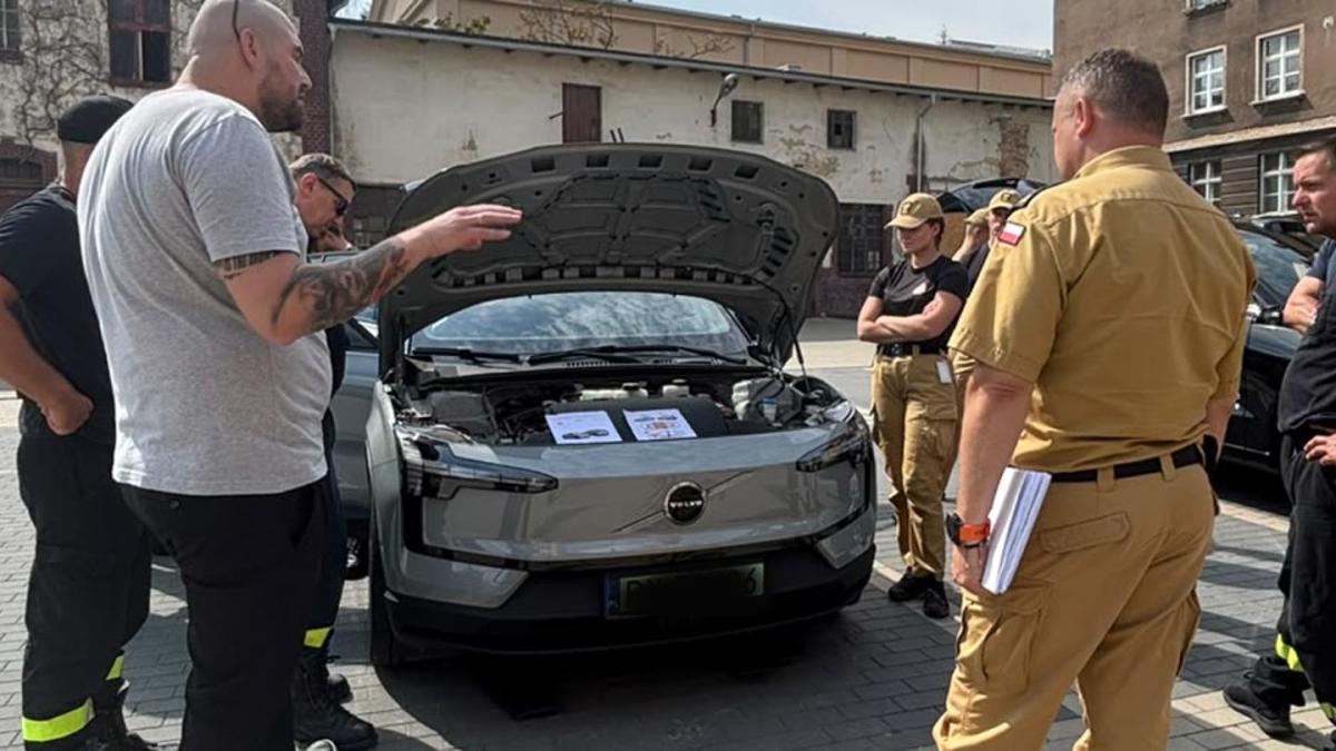 Cykl szkoleń z elektromobilności - rozwiązania stosowane w pojazdach Volvo - Komenda Miejska Państwowej Straży Pożarnej w Poznaniu - Portal Gov.pl