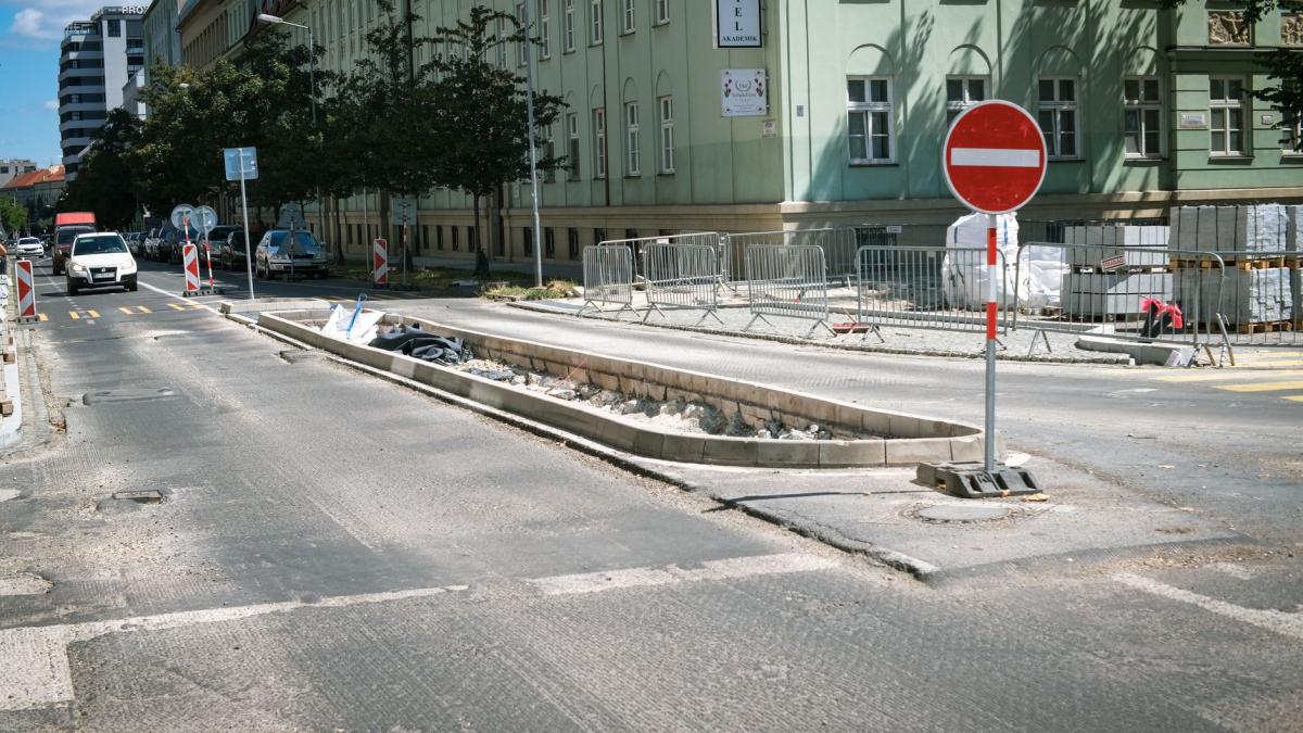 Zdjecie ilustracyjne do artykulu: Roboty na drodze nr 11 w Jastrowiu. Odnawiane jest oznakowanie poziome