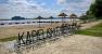 Nowe leżaki i hawajskie parasolki na plaży nad Jeziorem Niepruszewskim w gminie Buk - Buk
